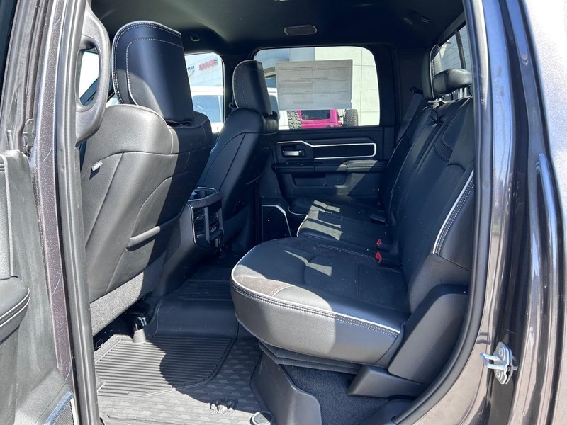 Ram 2500 Vehicle Full-screen Gallery Image 8