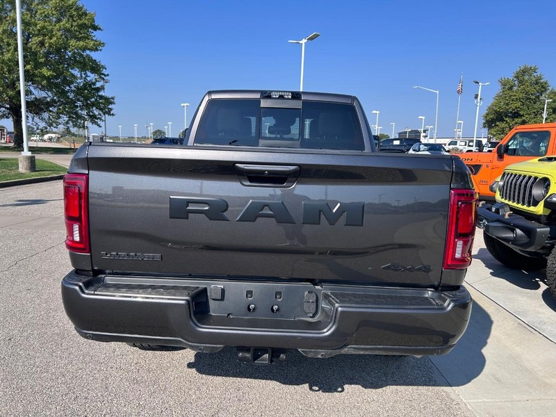 Ram 2500 Vehicle Full-screen Gallery Image 5