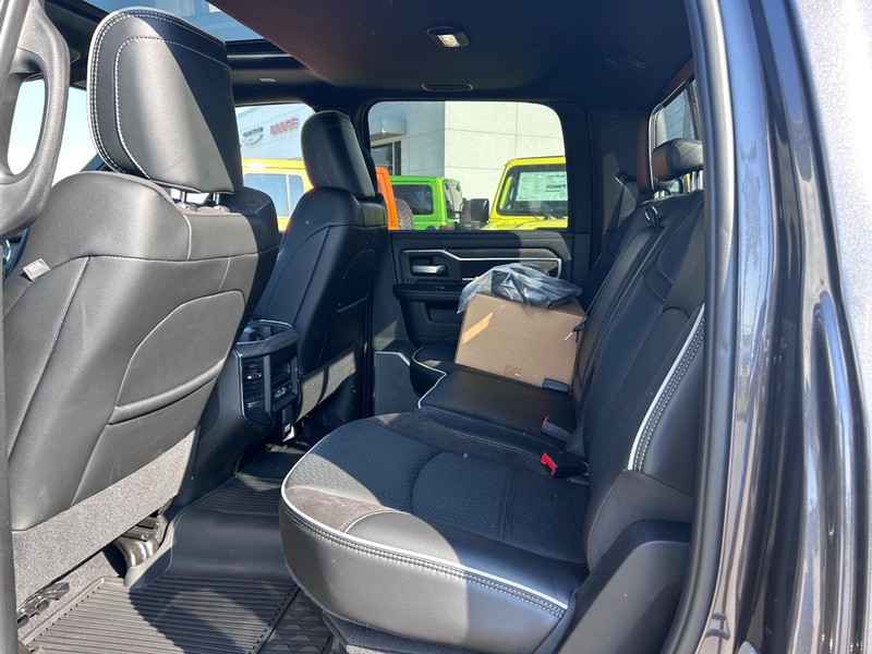 Ram 2500 Vehicle Full-screen Gallery Image 8