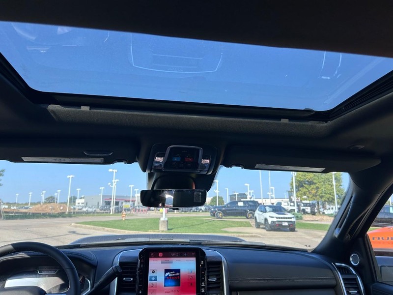 Ram 2500 Vehicle Full-screen Gallery Image 9