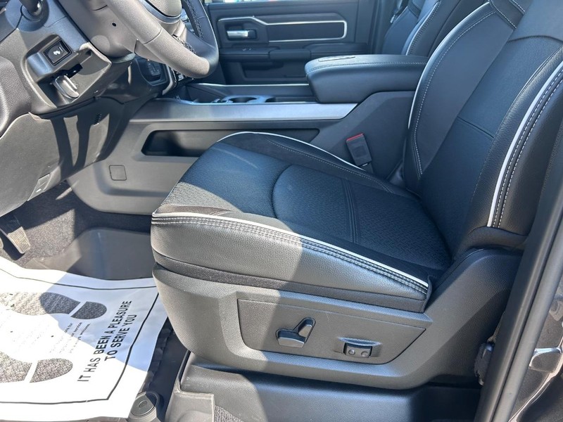 Ram 2500 Vehicle Full-screen Gallery Image 19