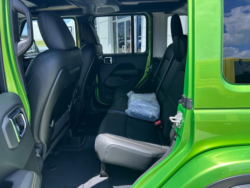 Jeep Wrangler Vehicle Full-screen Gallery Image 7