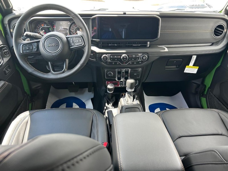 Jeep Wrangler Vehicle Full-screen Gallery Image 8