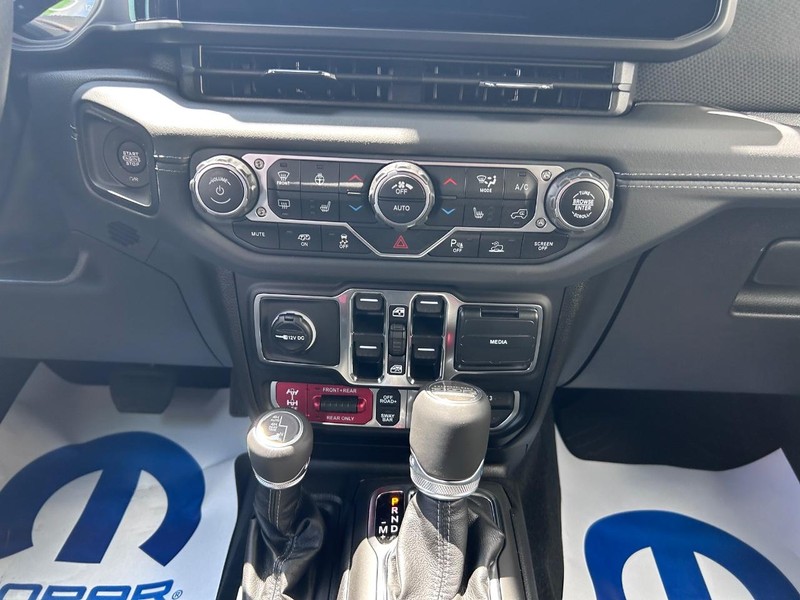 Jeep Wrangler Vehicle Full-screen Gallery Image 12