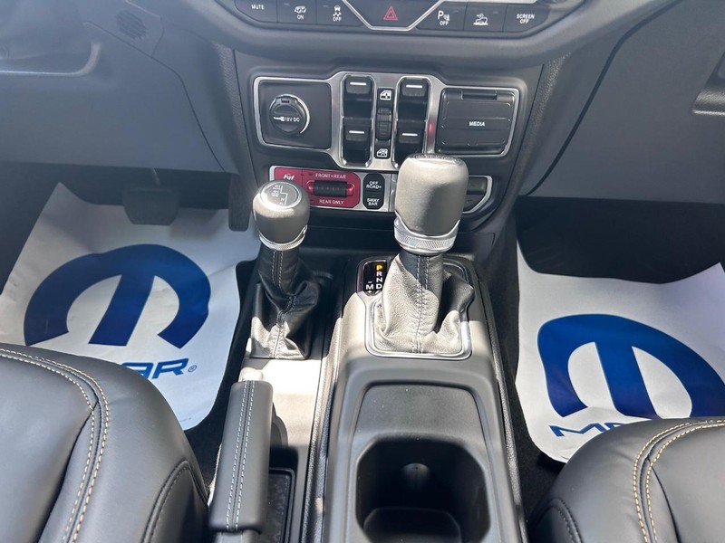 Jeep Wrangler Vehicle Full-screen Gallery Image 13