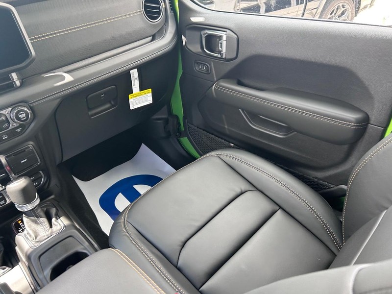 Jeep Wrangler Vehicle Full-screen Gallery Image 14