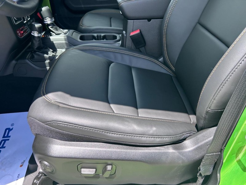 Jeep Wrangler Vehicle Full-screen Gallery Image 16