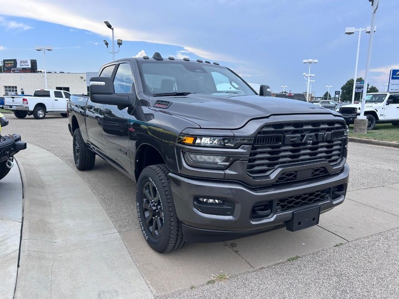 Ram 2500 Vehicle Full-screen Gallery Image 3