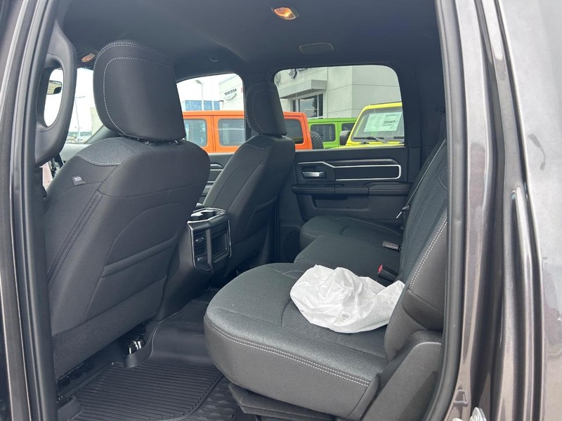 Ram 2500 Vehicle Full-screen Gallery Image 8