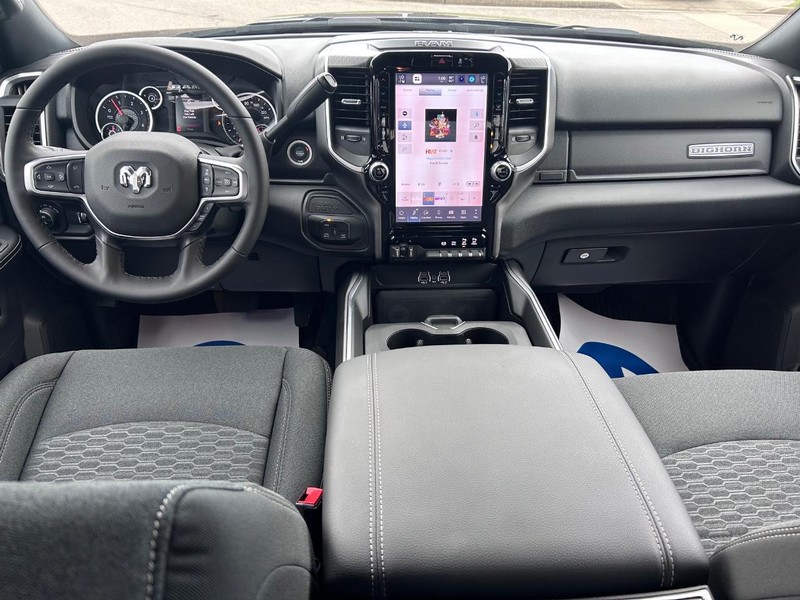 Ram 2500 Vehicle Full-screen Gallery Image 9