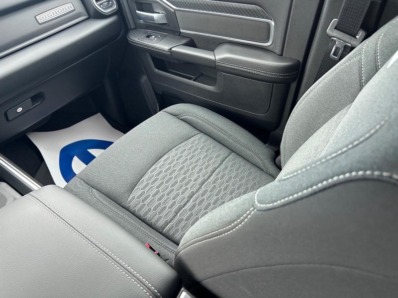 Ram 2500 Vehicle Full-screen Gallery Image 15