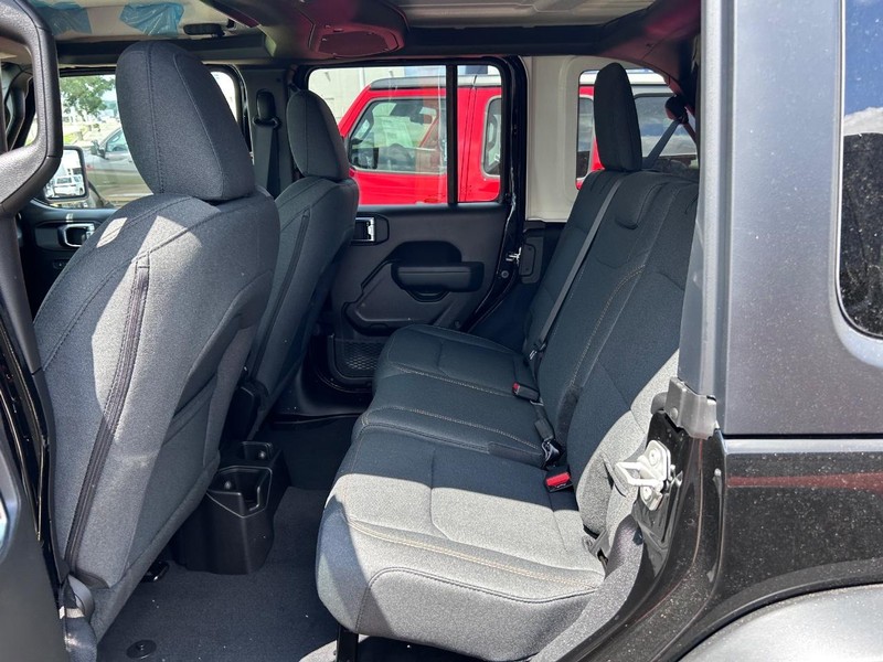 Jeep Wrangler Vehicle Full-screen Gallery Image 8