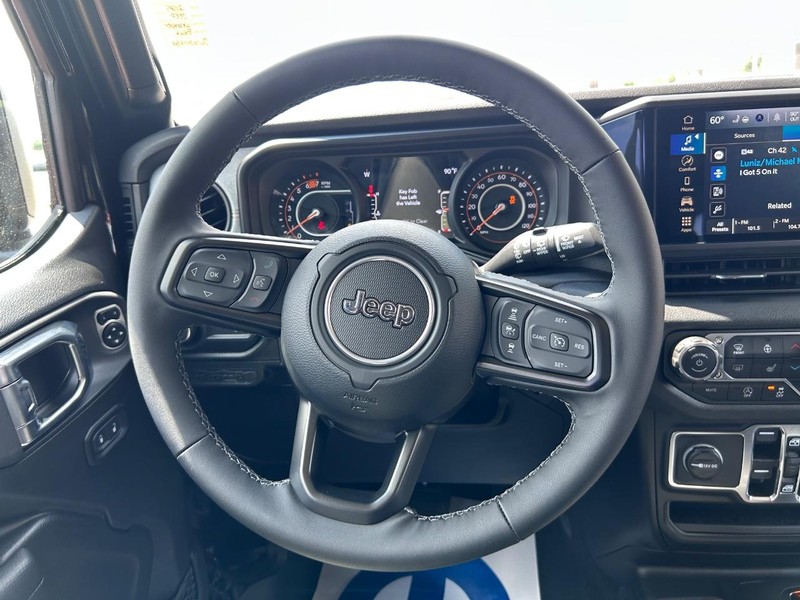 Jeep Wrangler Vehicle Full-screen Gallery Image 10