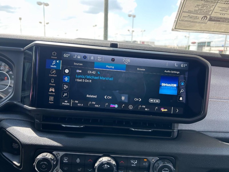 Jeep Wrangler Vehicle Full-screen Gallery Image 13