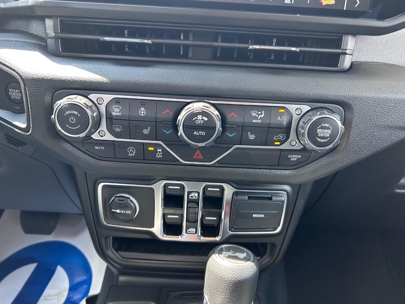 Jeep Wrangler Vehicle Full-screen Gallery Image 14