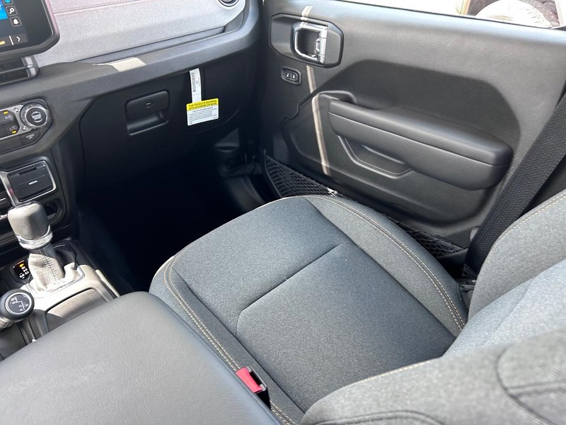 Jeep Wrangler Vehicle Full-screen Gallery Image 16