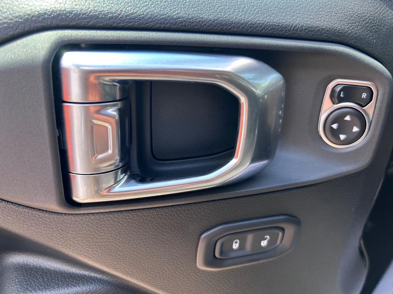 Jeep Wrangler Vehicle Full-screen Gallery Image 17