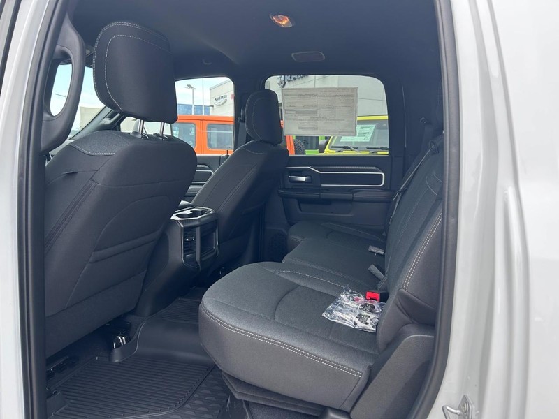 Ram 2500 Vehicle Full-screen Gallery Image 8