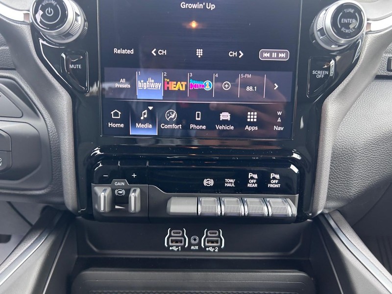 Ram 2500 Vehicle Full-screen Gallery Image 14