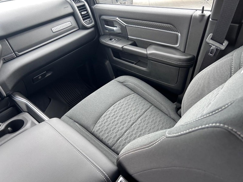 Ram 2500 Vehicle Full-screen Gallery Image 15