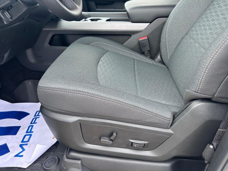 Ram 2500 Vehicle Full-screen Gallery Image 17