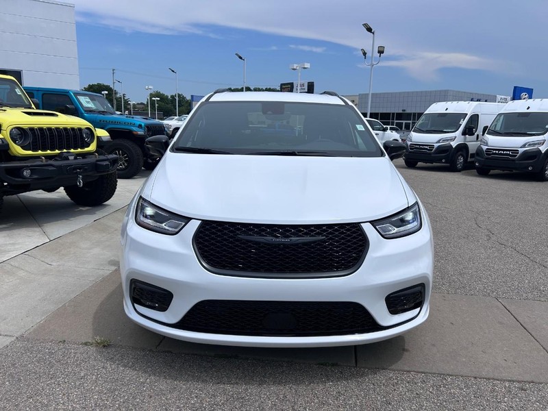 Chrysler Pacifica Vehicle Full-screen Gallery Image 2