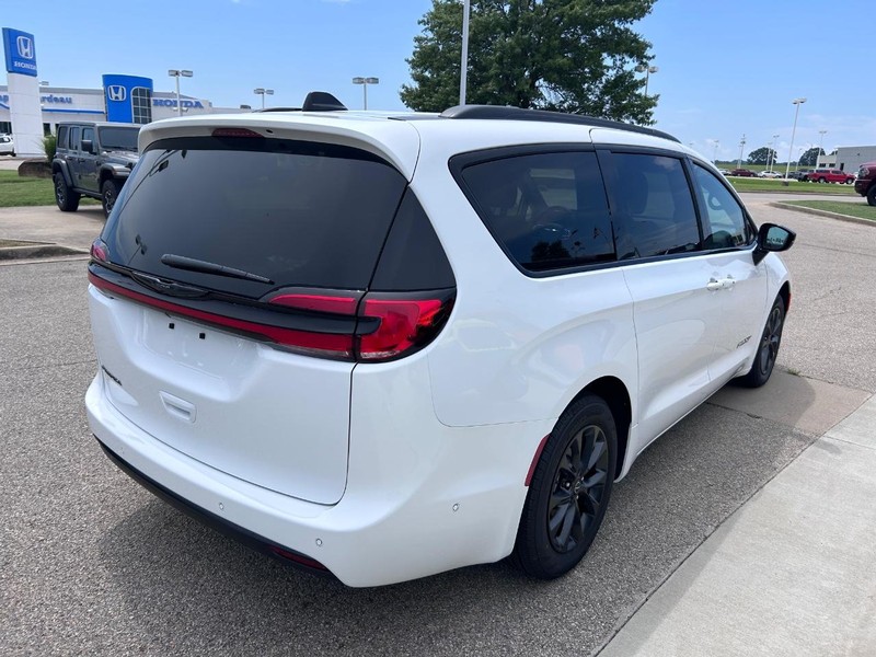 Chrysler Pacifica Vehicle Full-screen Gallery Image 4