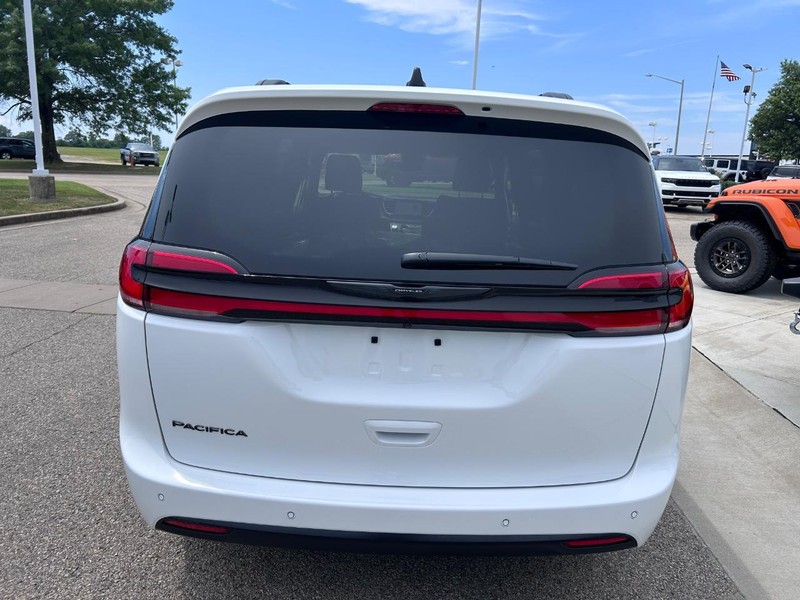 Chrysler Pacifica Vehicle Full-screen Gallery Image 5