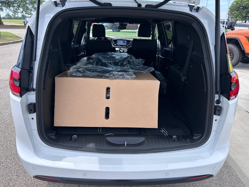 Chrysler Pacifica Vehicle Full-screen Gallery Image 6