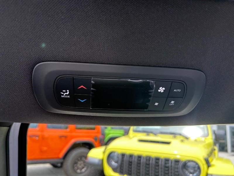 Chrysler Pacifica Vehicle Full-screen Gallery Image 8