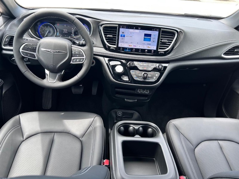 Chrysler Pacifica Vehicle Full-screen Gallery Image 9