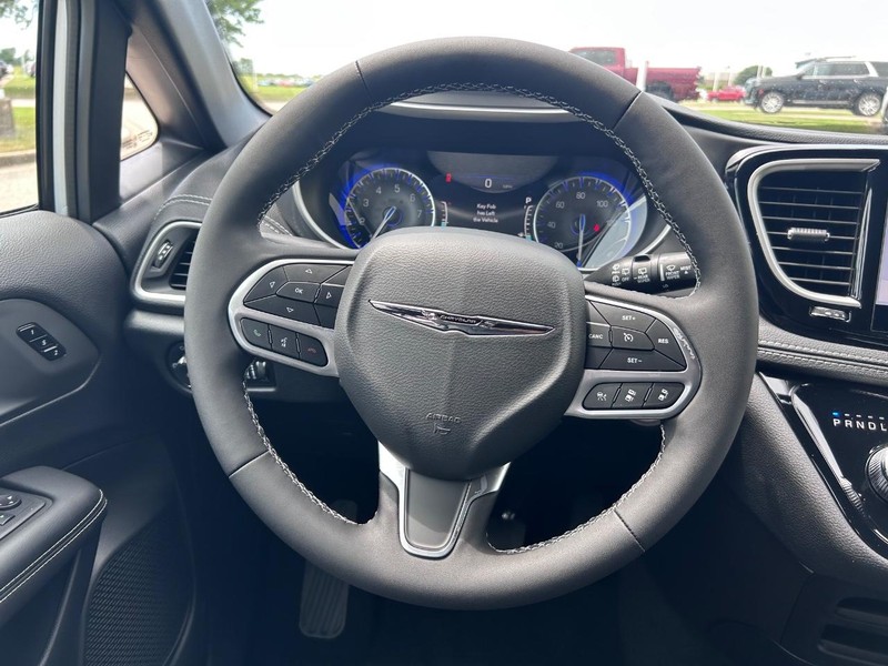 Chrysler Pacifica Vehicle Full-screen Gallery Image 10