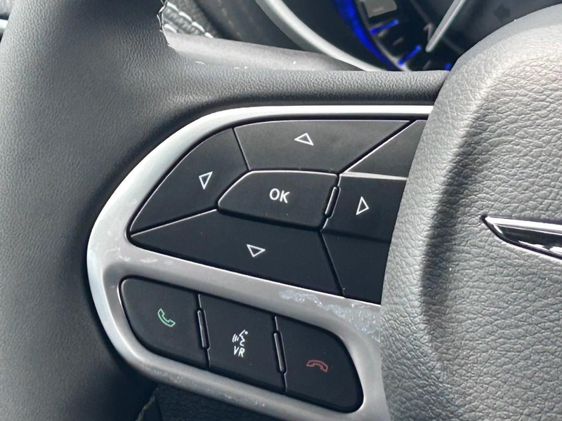 Chrysler Pacifica Vehicle Full-screen Gallery Image 11