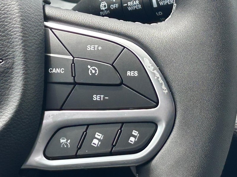 Chrysler Pacifica Vehicle Full-screen Gallery Image 12