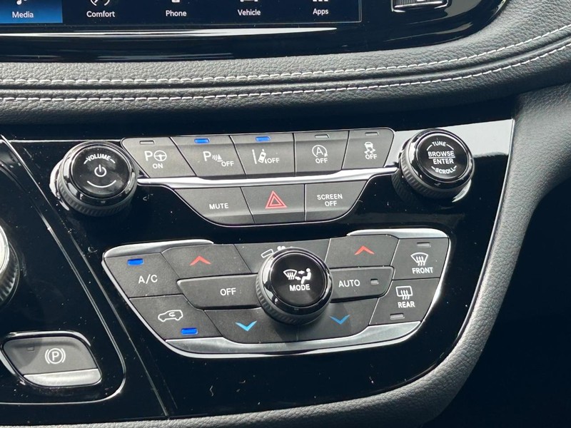 Chrysler Pacifica Vehicle Full-screen Gallery Image 14