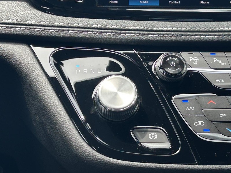 Chrysler Pacifica Vehicle Full-screen Gallery Image 15