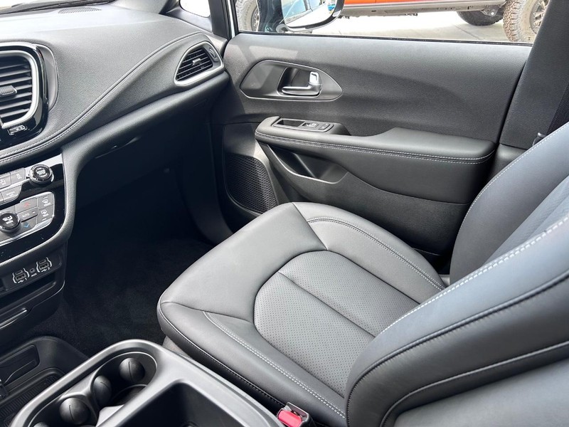 Chrysler Pacifica Vehicle Full-screen Gallery Image 16