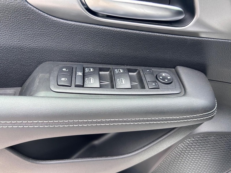 Chrysler Pacifica Vehicle Full-screen Gallery Image 17