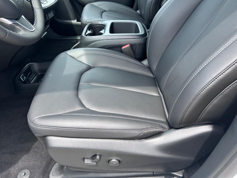 Chrysler Pacifica Vehicle Full-screen Gallery Image 19