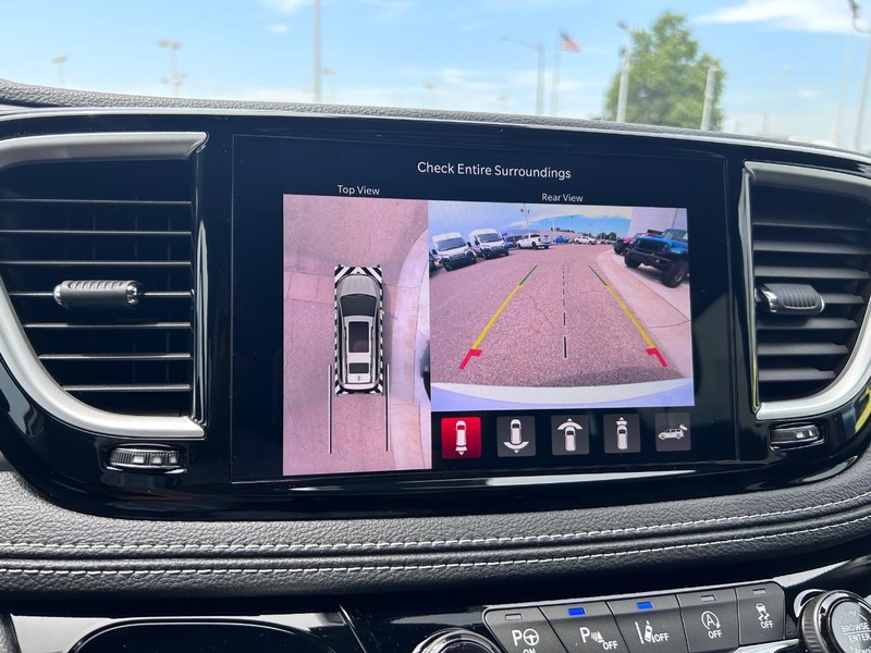 Chrysler Pacifica Vehicle Full-screen Gallery Image 21