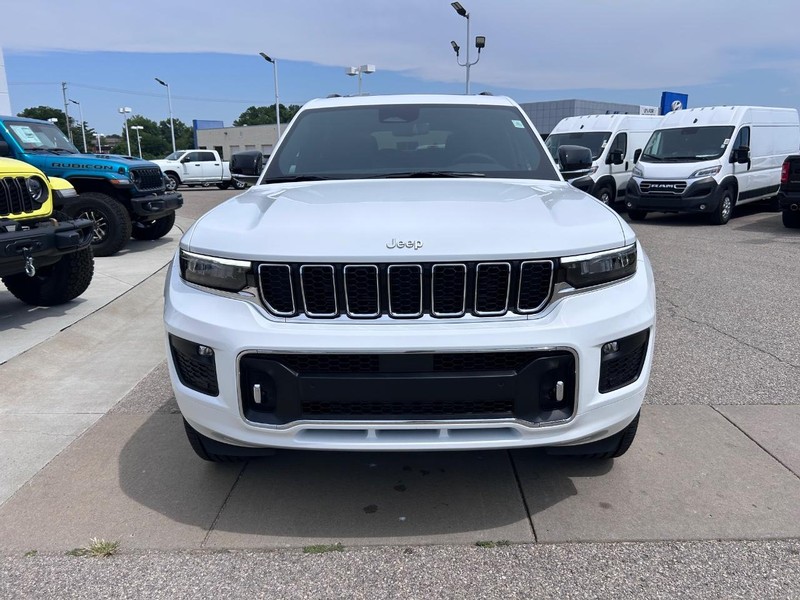 Jeep Grand Cherokee L Vehicle Full-screen Gallery Image 2