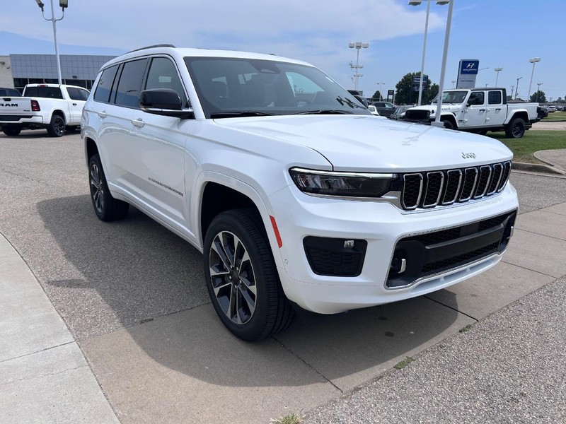 Jeep Grand Cherokee L Vehicle Full-screen Gallery Image 3