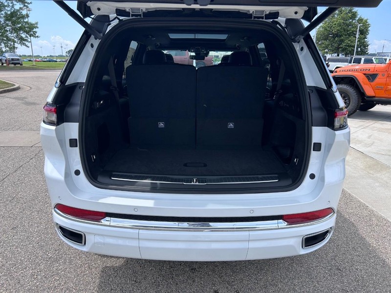 Jeep Grand Cherokee L Vehicle Full-screen Gallery Image 6