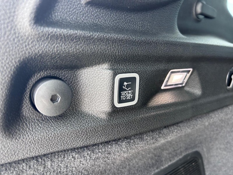 Jeep Grand Cherokee L Vehicle Full-screen Gallery Image 7