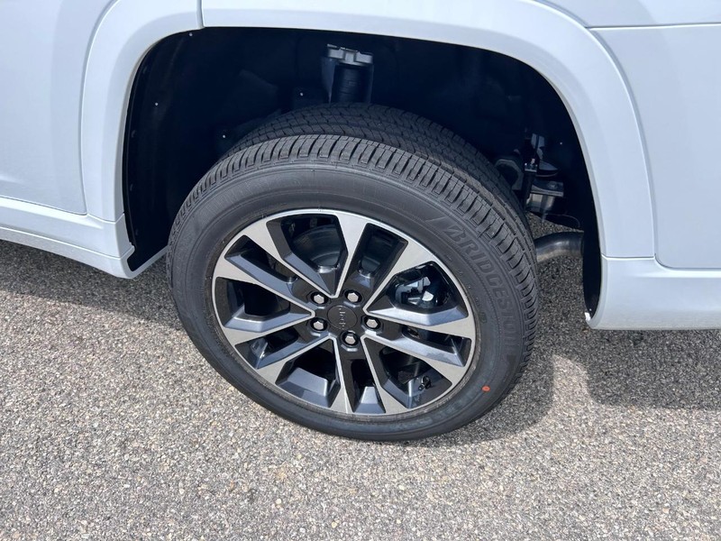 Jeep Grand Cherokee L Vehicle Full-screen Gallery Image 8