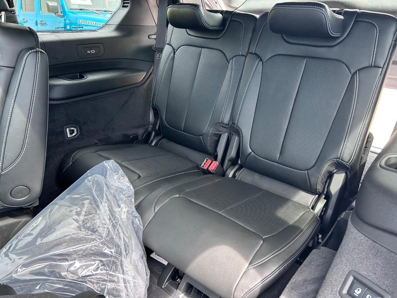 Jeep Grand Cherokee L Vehicle Full-screen Gallery Image 9