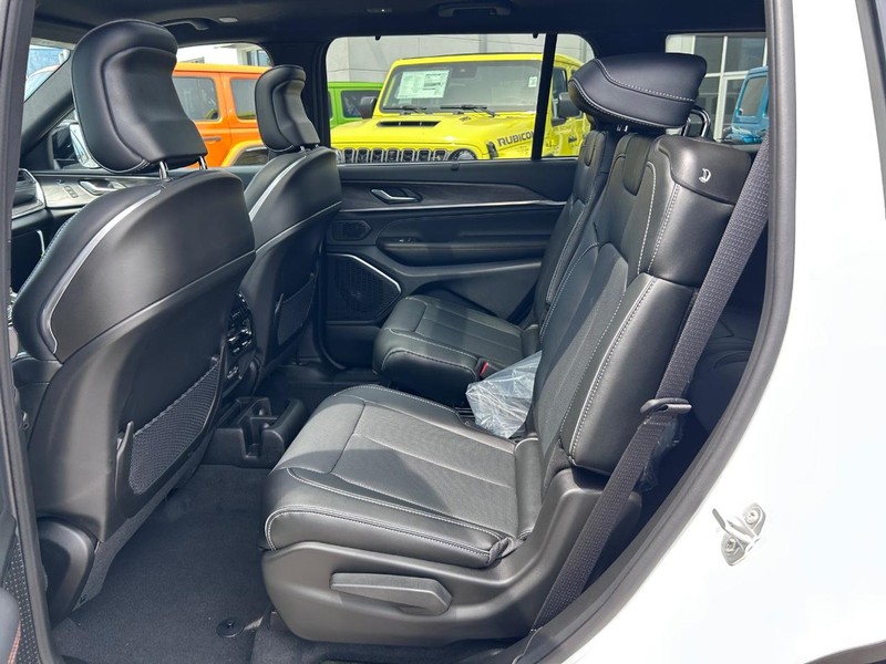 Jeep Grand Cherokee L Vehicle Full-screen Gallery Image 10