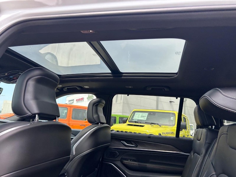 Jeep Grand Cherokee L Vehicle Full-screen Gallery Image 11