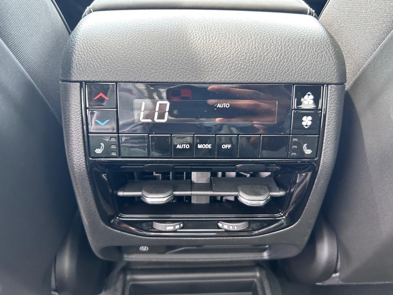 Jeep Grand Cherokee L Vehicle Full-screen Gallery Image 12