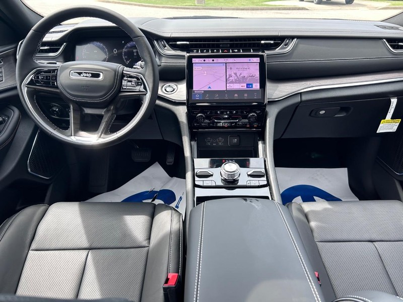 Jeep Grand Cherokee L Vehicle Full-screen Gallery Image 13